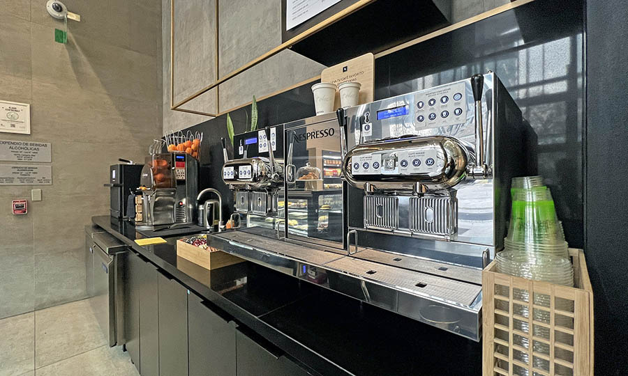 Mquina de Nespresso para las bebidas de caf en The Courtner - The Courtner by Marriott